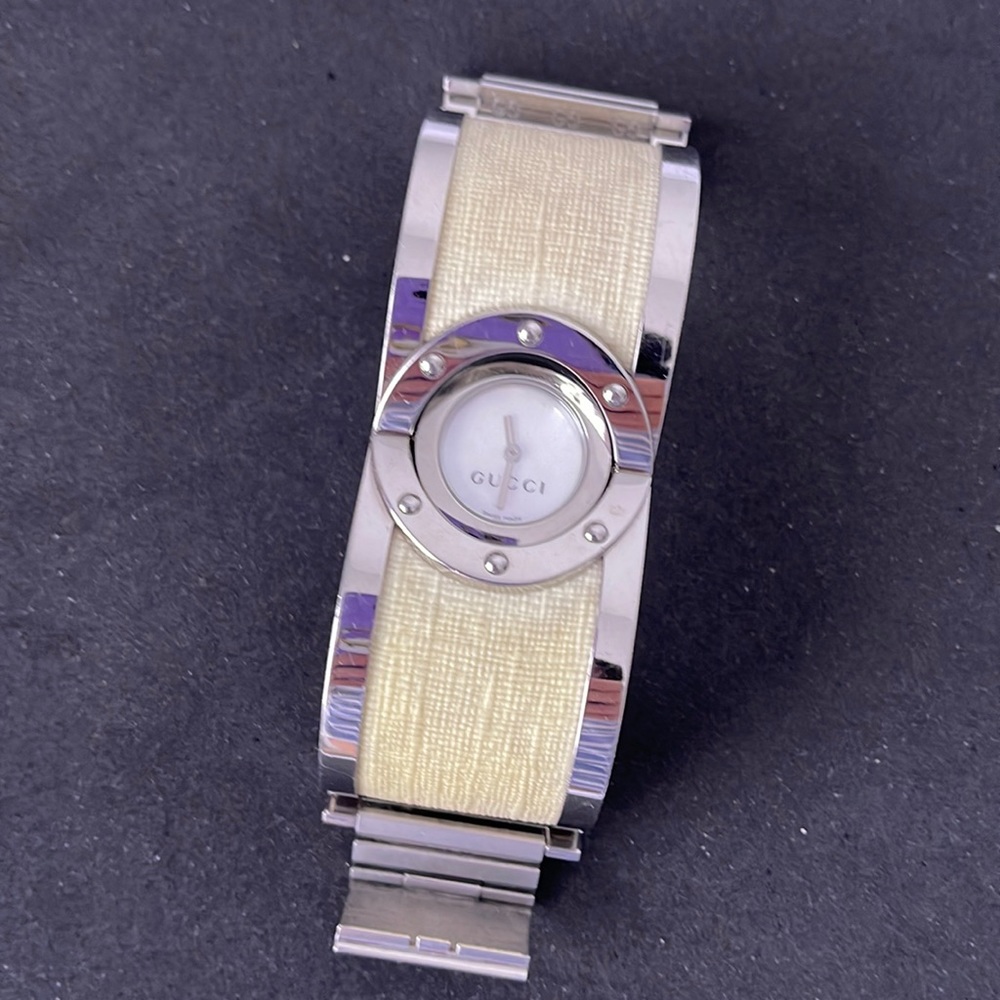 EUC Gucci ladies watch authentic-cuff
